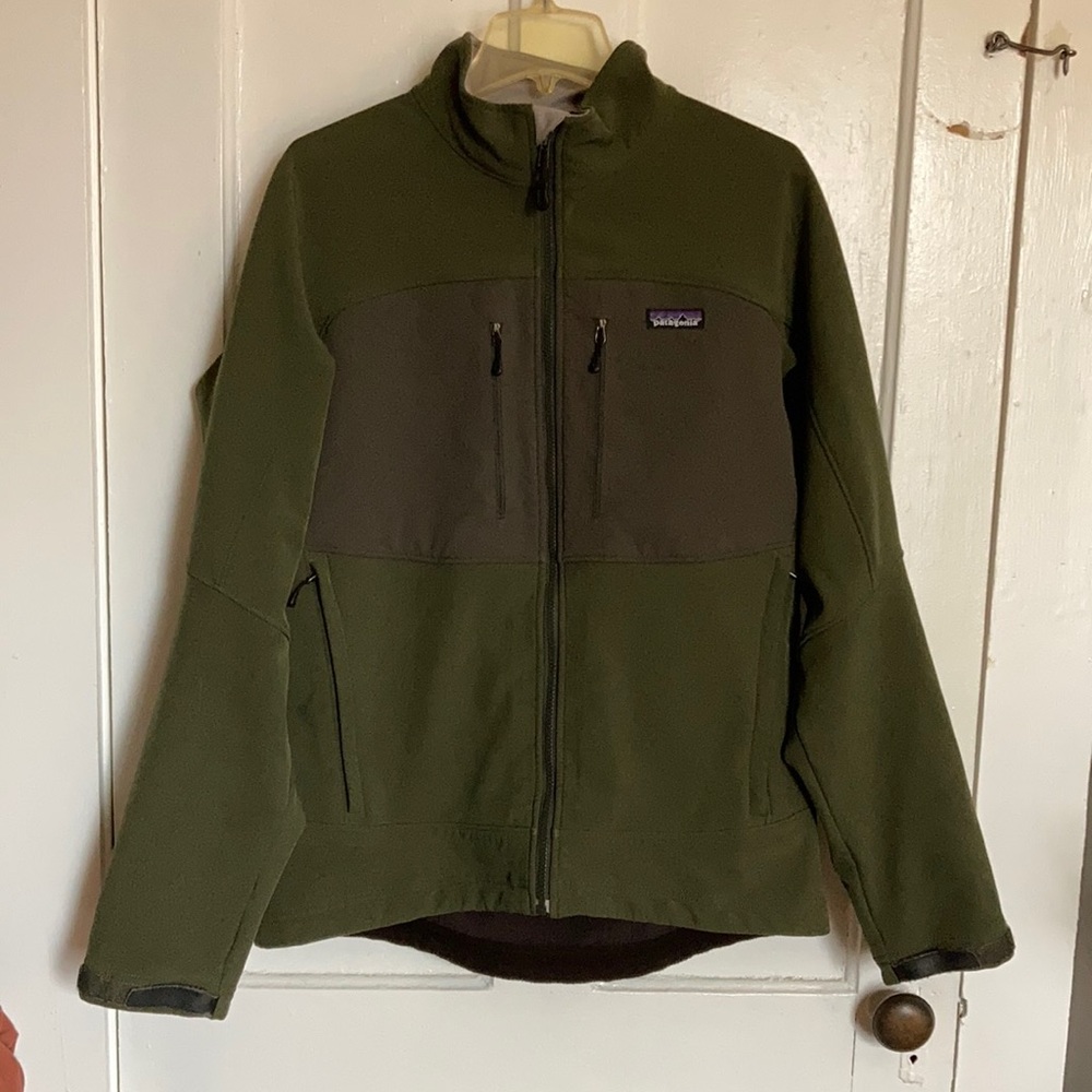 Men’s Patagonia jacket.